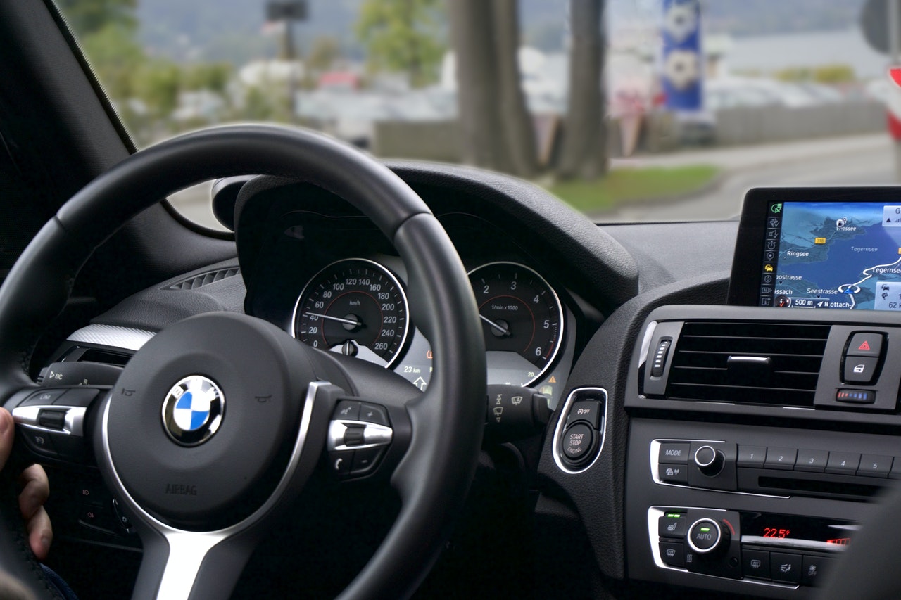Kiedy i dlaczego warto wymienić drążek kierowniczy w samochodzie BMW?